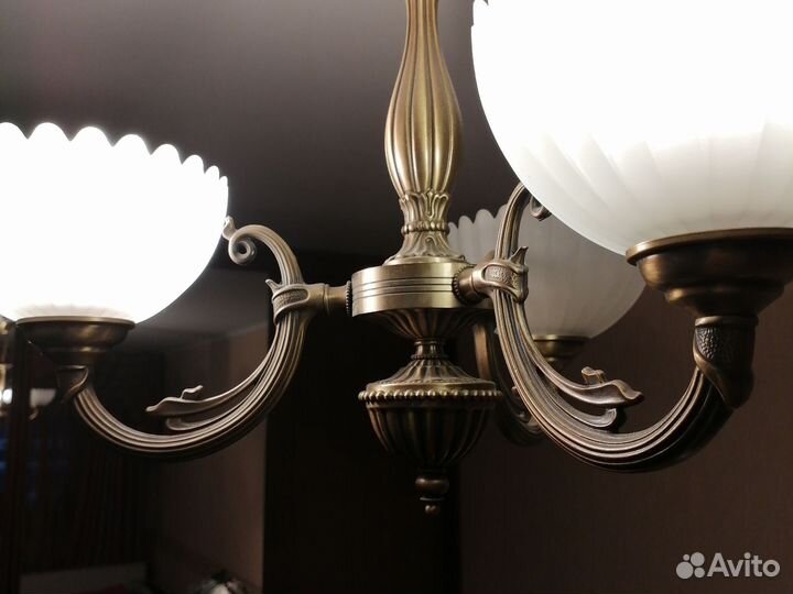 2 лампы и люстра