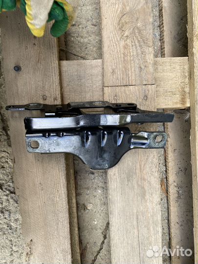 Петля капота правая Tesla Model S