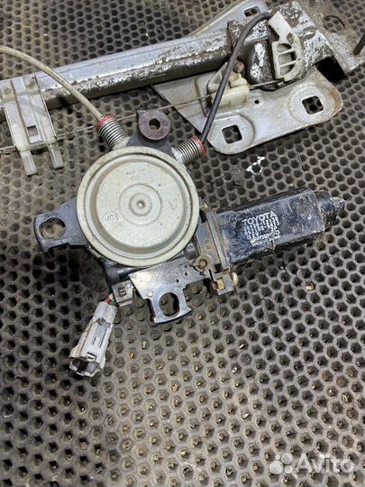 Стеклоподъёмник задний левый Toyota Marino AE 101