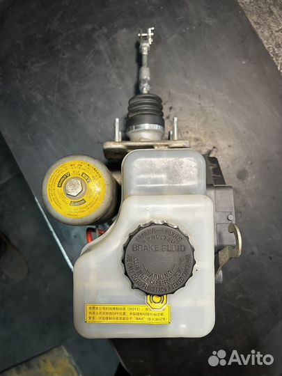 Главный тормозной цилиндр тойота Лэнд Крузер 200