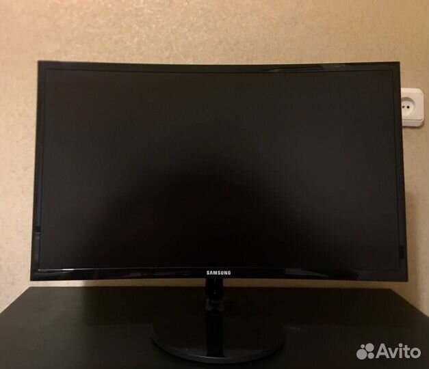 Изогнутый монитор Samsung 24