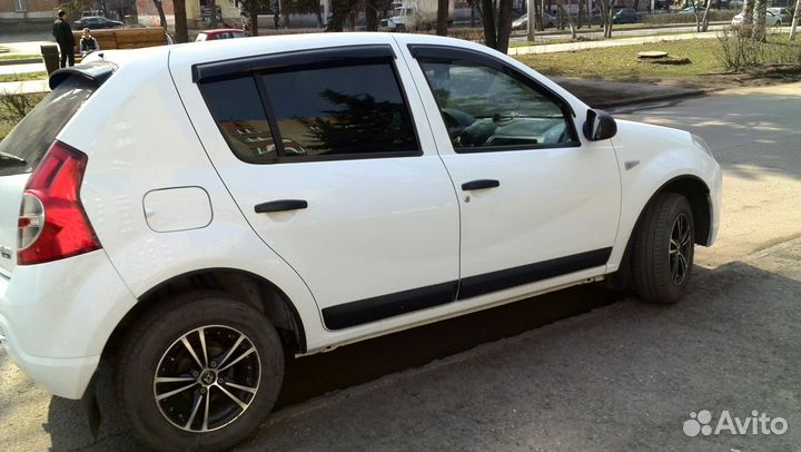 Дефлекторы на Рено Сандеро б/у