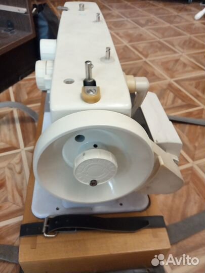 Швейная машинка чайка 142м