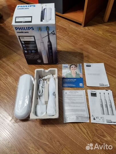 Электрическая зубная щетка Philips Sonicare 5100