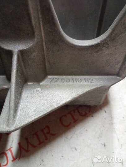 Кронштейн впускного коллектора Renault Kangoo