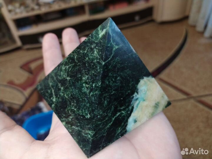 Пирамидки из змеевика