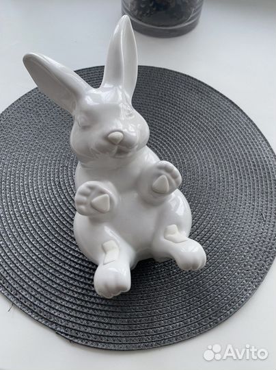 Фарфоровая посуда с кроликами