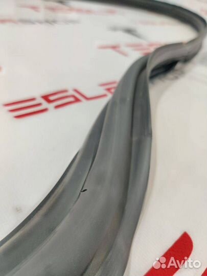 Уплотнитель проема дверного Tesla Model X 2019