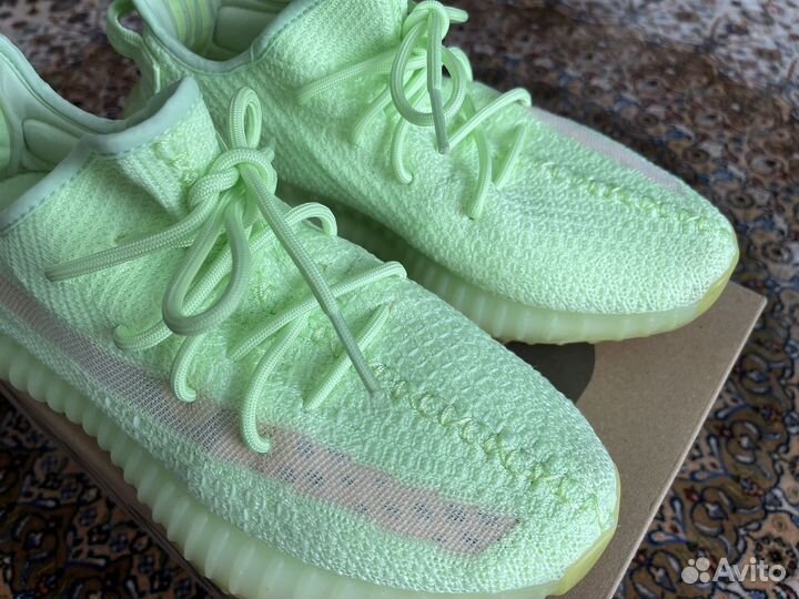 Кроссовки Yeezy Boost 350 v2 Glow