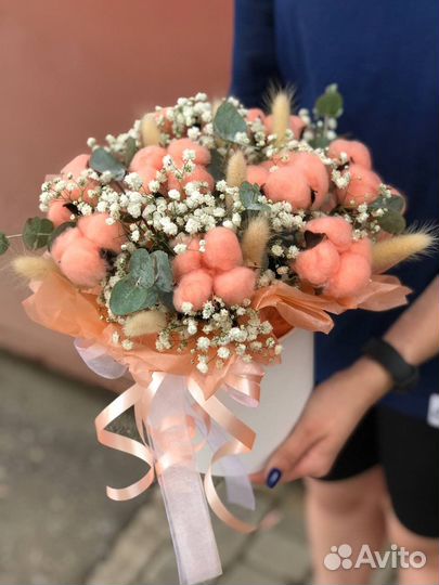 Куробка с сухоцветами и цветами