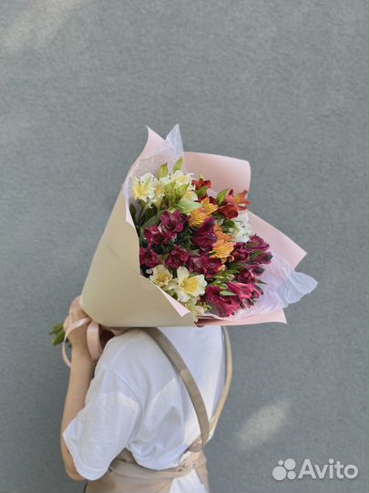 Букет из 9 Альстромерий в матовой бумаге