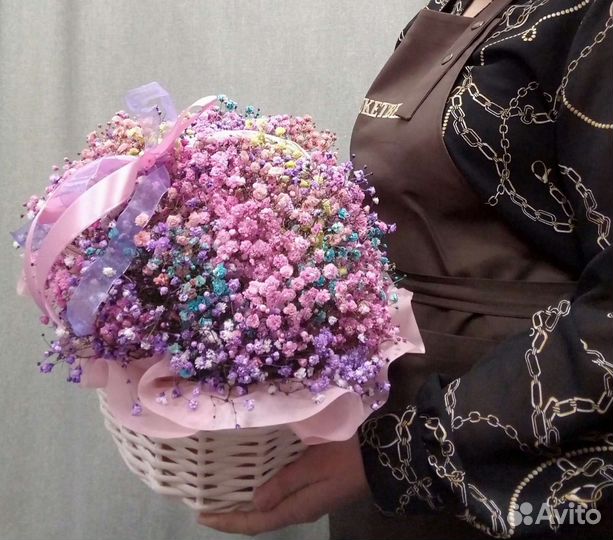 Букет из гипсофилы в корзине