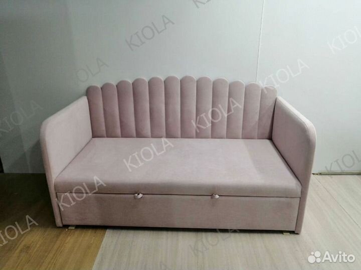 Детская кровать с мягкой обивкой