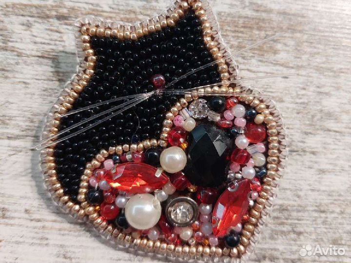 Брошь ручной работы из бисера