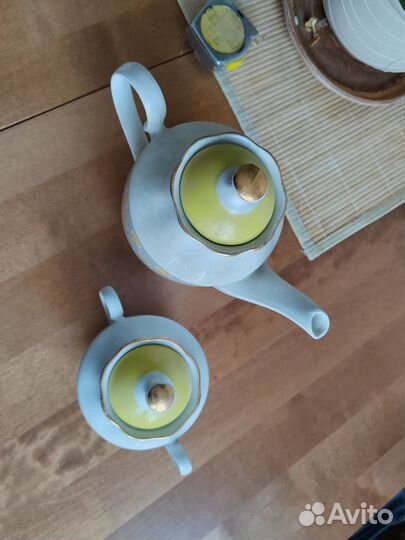 Чайник и сахарница