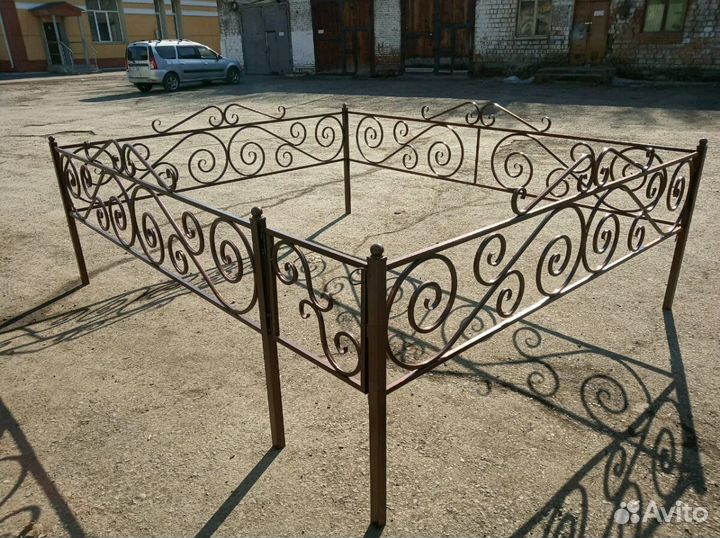 Оградки на кладбище