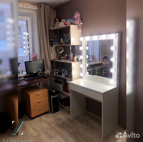 Туалетный столик и гримерное зеркало с подсветкой