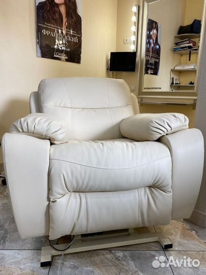 Кожанное кресло для маникюра и педикюра