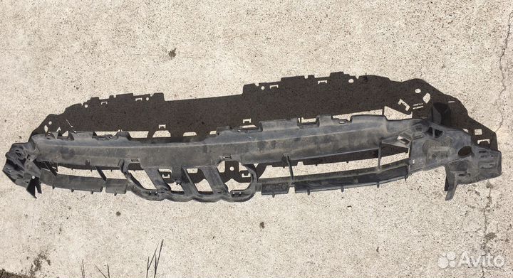 Кронштейн решетки радиатора Audi A3 8V