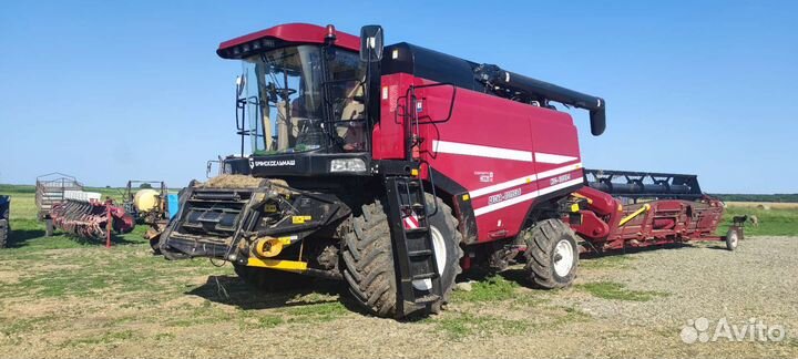 Уборка урожая комбайном