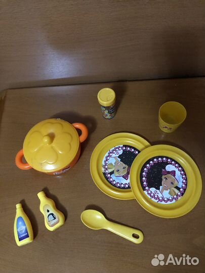 Кухня детская,много посуды