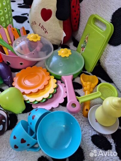 Детские игрушки, овощи, фрукты, посуда в корзине