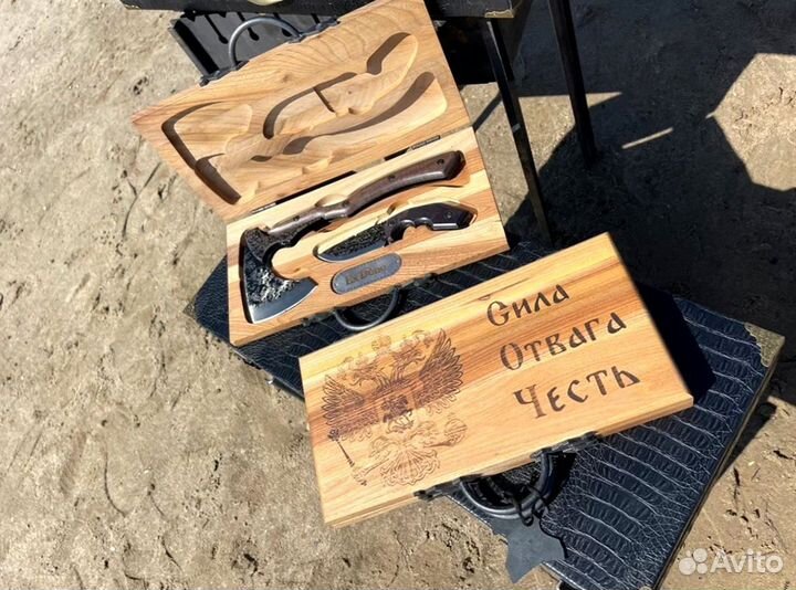 Топор и нож в кейсе из массива дерева карагач