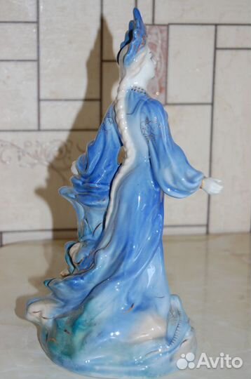 Фарфоровая статуэтка россия