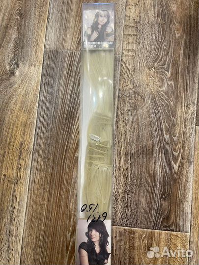 Волосы на заколках блонд