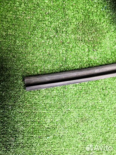 Уплотнитель стекла двери передний правый Toyota