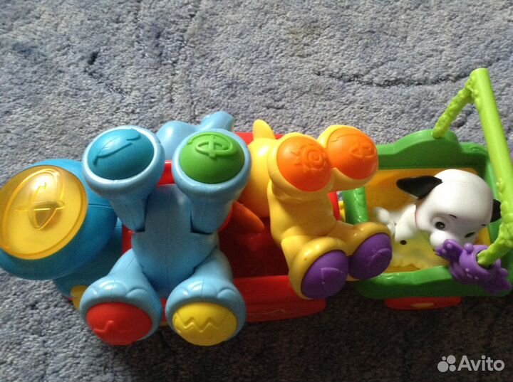 Паровозик Disney большой с фигурками звуками все д