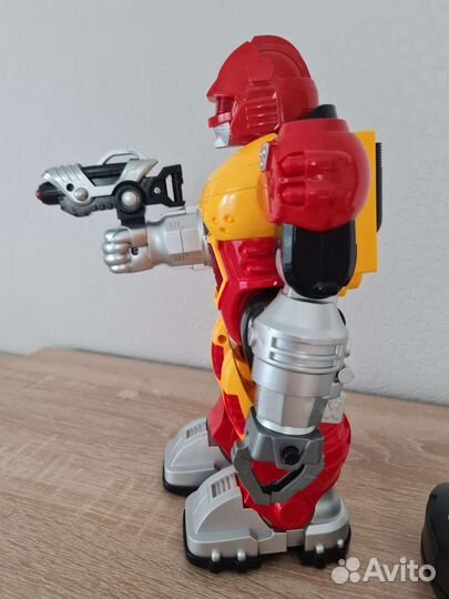 Робот на батарейках (ходит, говорит)