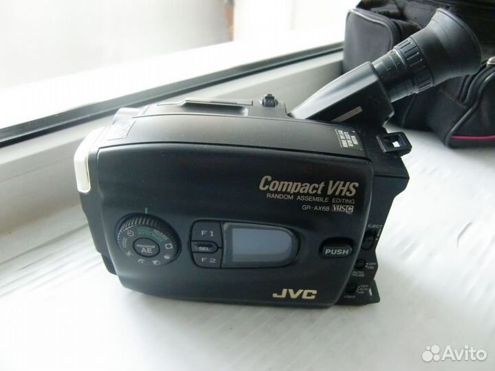 Видеокамера JVC GR-AX68E