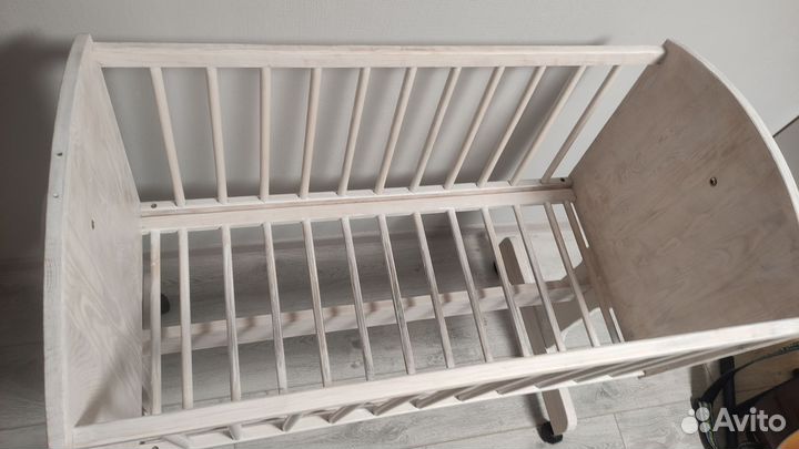 Детская кроватка с маятником, люлька