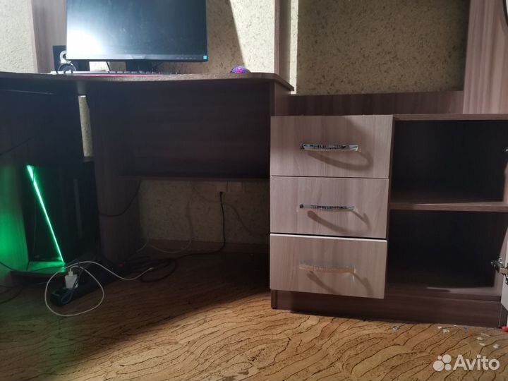 Письменный компьютерный стол