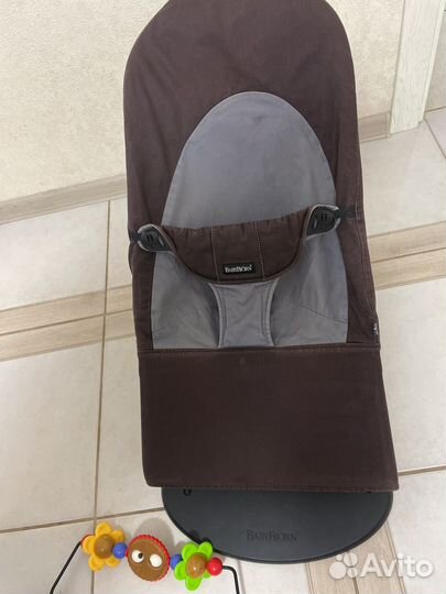 Шезлонг babybjorn с игрушкой