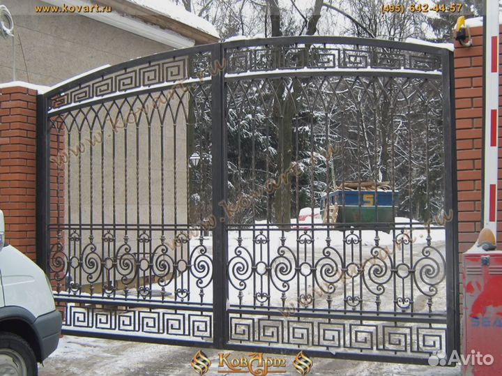 Кованые распашные ворота металлические