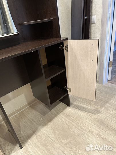 Туалетный столик с зеркалом