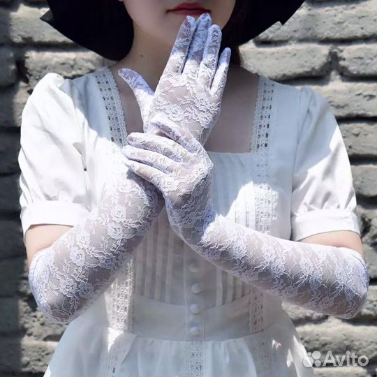Длинные кружевные перчатки