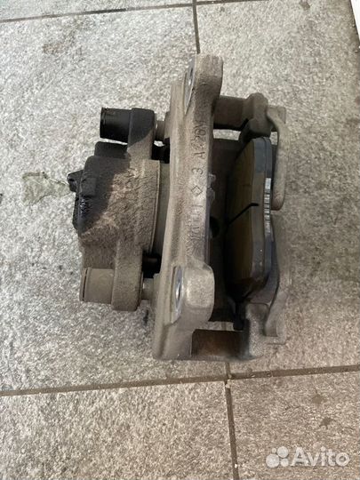 Суппорт передний правый Jaguar F-Pace X761 AJ126