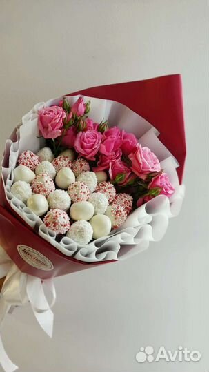 Настоящая клубника в шоколаде и кустовая роза