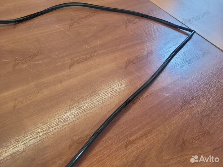 Молдинг лобового стекла Nissan Tiida C11 04-14