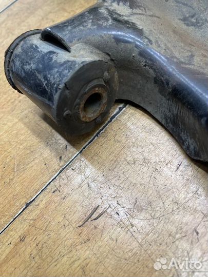 Рычаг подвески передний правый Nissan Micra CR12DE