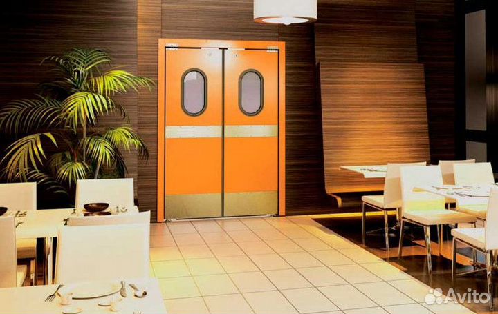 Маятниковые двери с окном и глухие