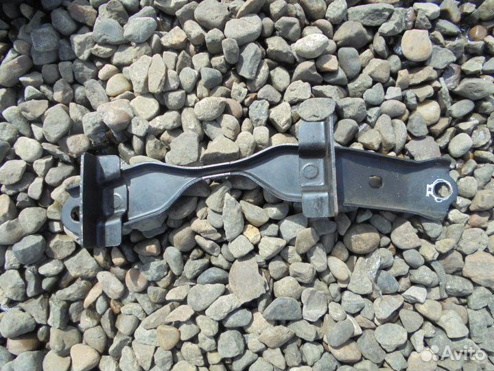 Крепление аккумулятора Toyota Corolla Spacio AE111