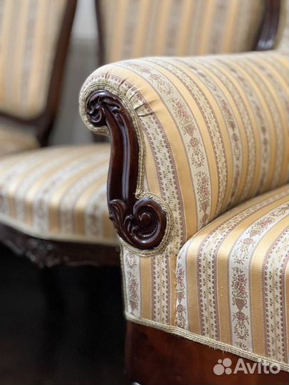 Антикварный диван