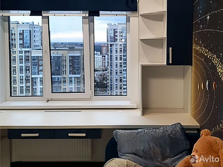 Детская рабочая зона у окна для двоих