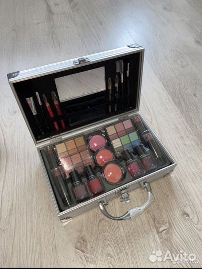 Набор декоративной косметики с кейсом, новый