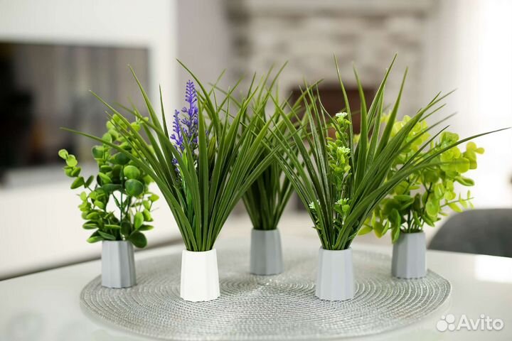 Искусственная трава, осока, зелень в кашпо