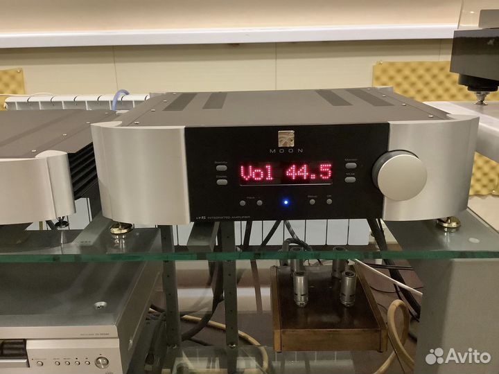 Продаю усилитель Sim audio moon i-7 RS